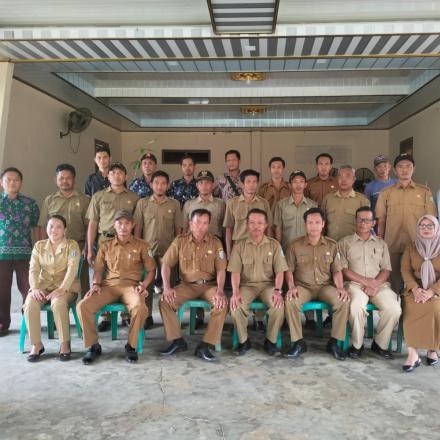 FOTO  BERSAMA PERANGKAT PEKON WARINGINSARI TIMUR